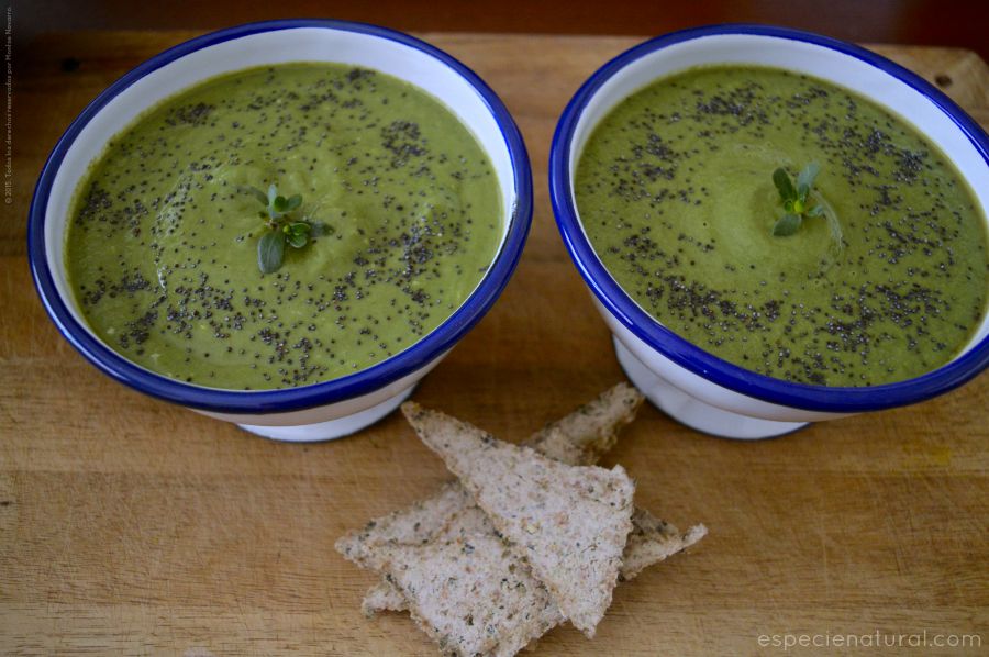 Sopa crudivegana de brócoli y verdolaga con galletas saladas de alga Kombu